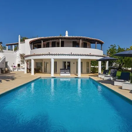 Maison d'hôtes Beautiful 4 Bedroom With Private Heated Pool Ac Located On The Prestigious Clube Carveiro *
