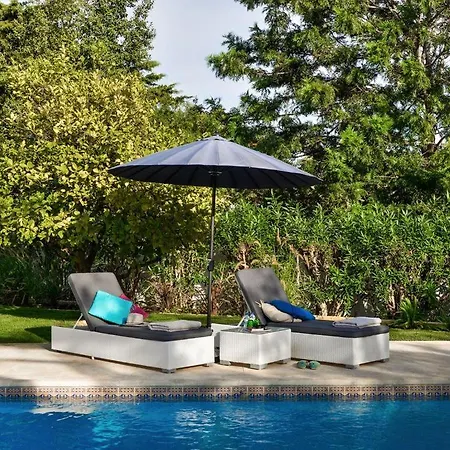 Beautiful 4 Bedroom With Private Heated Pool Ac Located On The Prestigious Clube Carveiro Guest house