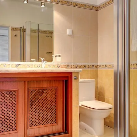 Beautiful 4 Bedroom With Private Heated Pool Ac Located On The Prestigious Clube Carveiro Maison d'hôtes Carvoeiro (Lagoa)