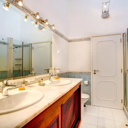 Beautiful 4 Bedroom With Private Heated Pool Ac Located On The Prestigious Clube Carveiro Guest house
