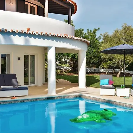 Maison d'hôtes Beautiful 4 Bedroom With Private Heated Pool Ac Located On The Prestigious Clube Carveiro *