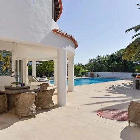 Beautiful 4 Bedroom With Private Heated Pool Ac Located On The Prestigious Clube Carveiro Guest house